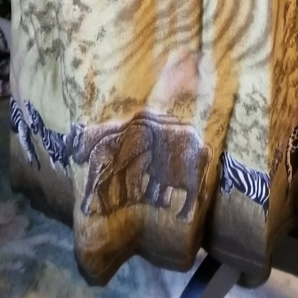 Women's maxi dress with African motif - Picture 4 of 7